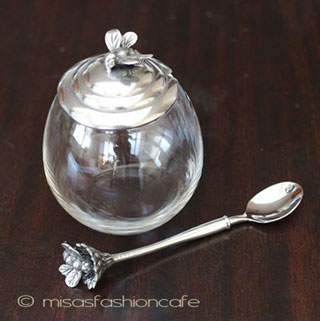 （画像用） 蜜蜂はち　ガラス容器 デイジーの花スプーン付