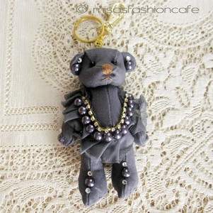 （画像用） クマさんチャーム 　グレー・パール・ビジュー