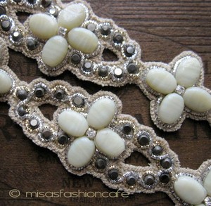 （画像用） ディーパ　グルナニ　 ヘアバンドイエローフラワー