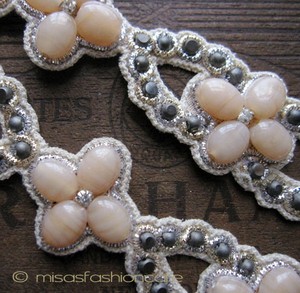 （画像用） ディーパ　グルナニ　 ヘアバンド　ピーチフラワー