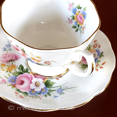 （画像用） ロイヤルアルバート　英国製 花ブーケ　カップ＆ソーサー