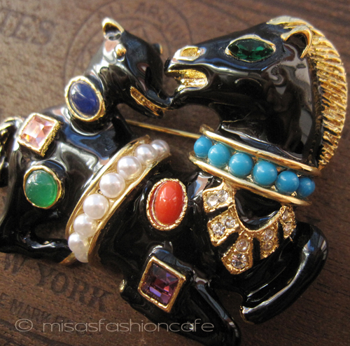 （画像用） KJL ブローチ　馬の親子