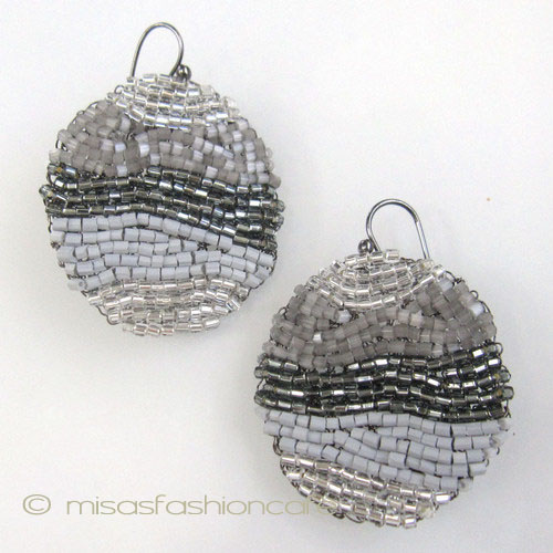 （画像用） Lavish　大振りピアス 　ガラスビーズ刺繍