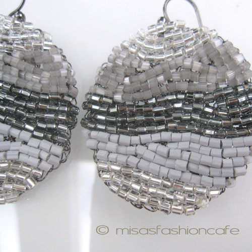 （画像用） Lavish　大振りピアス 　ガラスビーズ刺繍