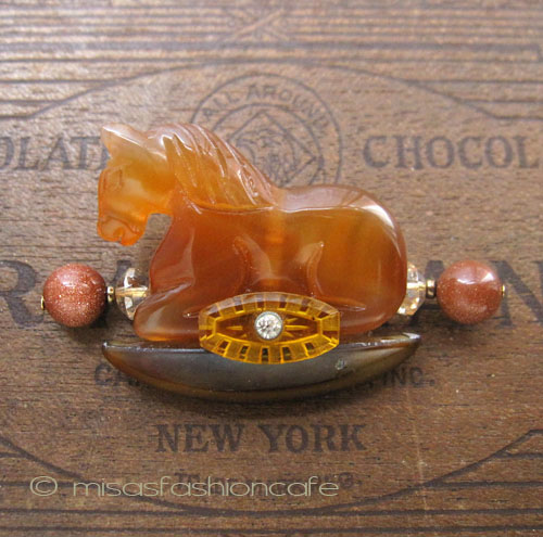 （画像用） NY ブローチ 　天然石の木馬　1920年代