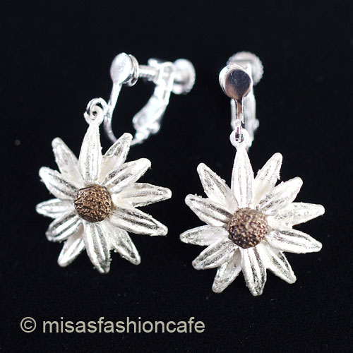 （画像用） ピアス　または　クリップ デイジーの花