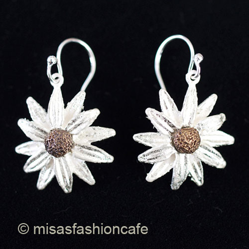 （画像用） ピアス　または　クリップ デイジーの花