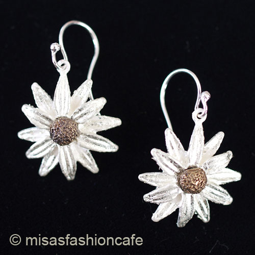 （画像用） ピアス　または　クリップ デイジーの花