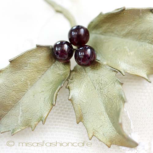 （画像用） マイケルミショー ブローチ 天然石ガーネットのヒイラギ