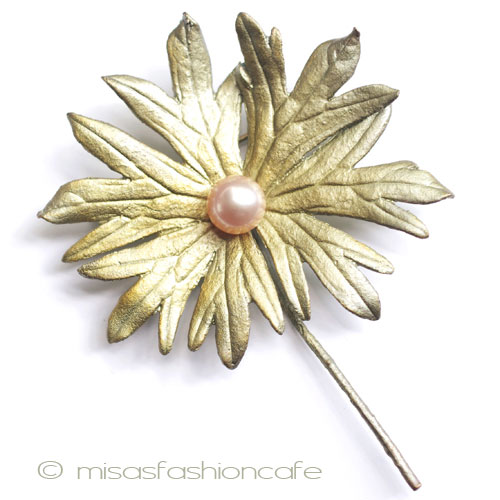 （画像用） マイケルミショー ブローチ 真珠　ゼラニウムの花