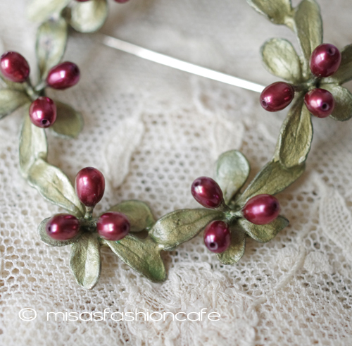 （画像用） マイケルミショーブローチ 真珠ベリーのリース