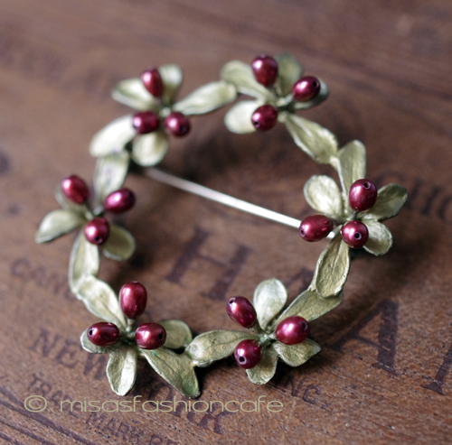 （画像用） マイケルミショーブローチ 真珠ベリーのリース