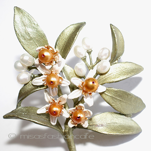 （画像用） マイケルミショーブローチ オレンジの花　真珠