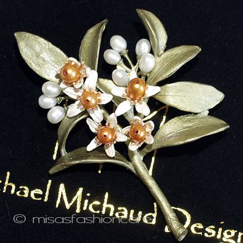 （画像用） マイケルミショーブローチ オレンジの花　真珠