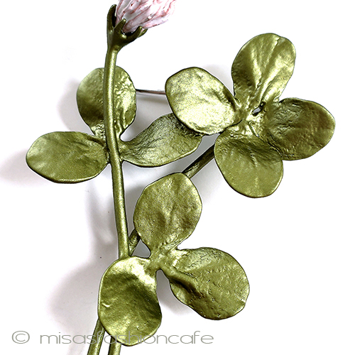 （画像用） 幸運の四つ葉クローバー ボタニカルお花ブローチ