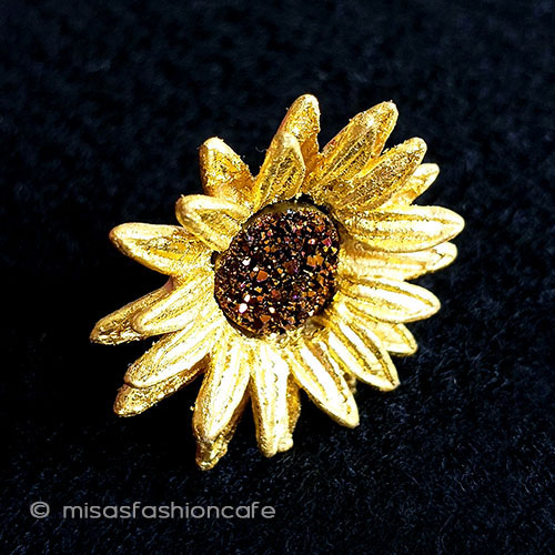 （画像用） マイケルミショーブローチ 天然石　ひまわりの花