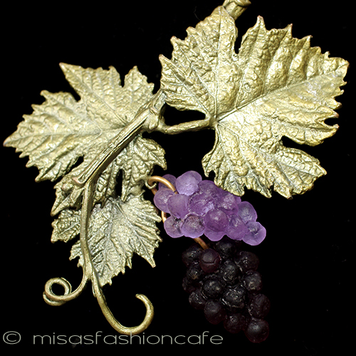 （画像用） マイケルミショーブローチ 揺れるアートガラスの葡萄