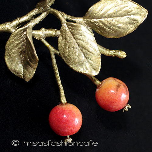 （画像用） マイケルミショーブローチ 天然珊瑚の野りんご　