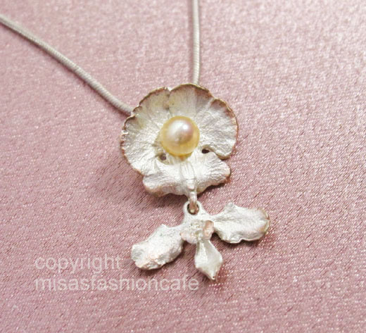 （画像用） マイケルミショー・ネックレス 真珠　胡蝶蘭の花