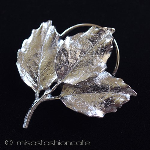 （画像用） マイケルミショー　 ヒイラギのブローチ