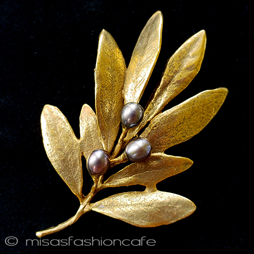 （画像用） 真珠オリーブの実 ボタニカルブローチ