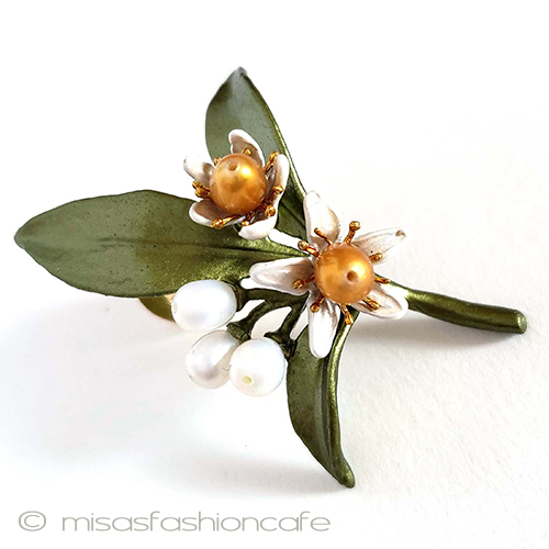 （画像用） 真珠　オレンジの花 ボタニカルブローチ