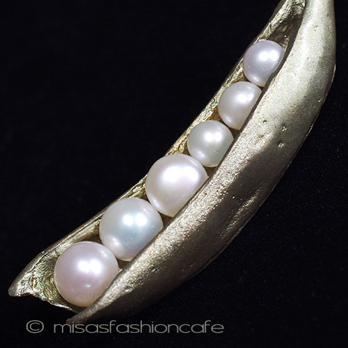 （画像用） マイケルミショーブローチ ６真珠 さやえんどう豆