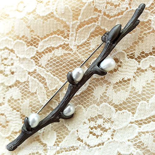 （画像用） 真珠の猫柳ブローチ