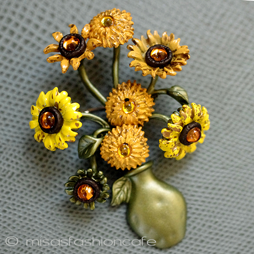 （画像用） ヒマワリの花ブローチ