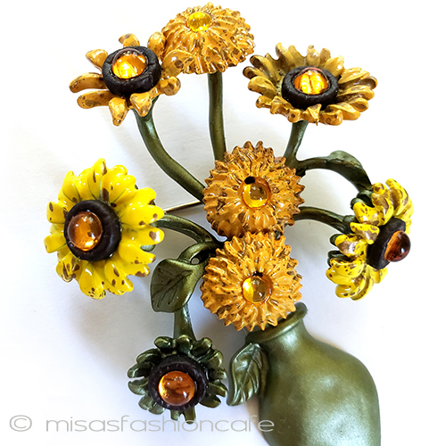 （画像用） ヒマワリの花ブローチ