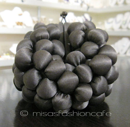 （画像用） SANTI サンティ クラッチ 　シルク・ポンポン