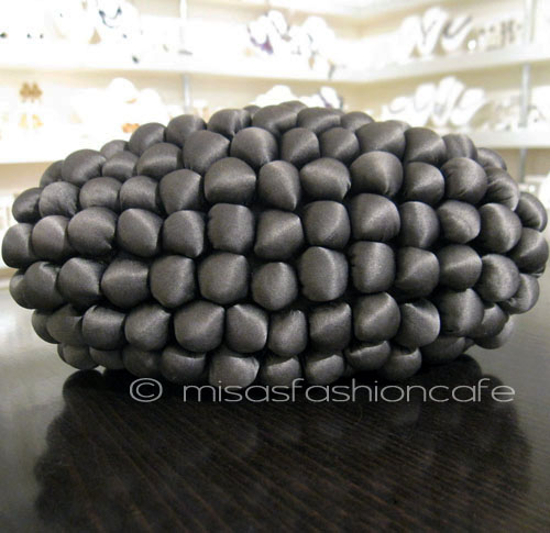 （画像用） SANTI サンティ クラッチ 　シルク・ポンポン