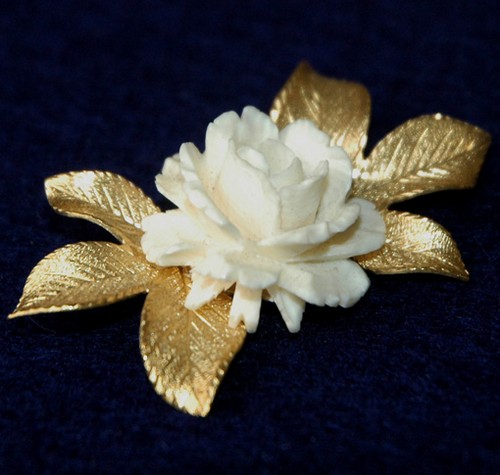 （画像用） 象牙アイボリー　ブローチ