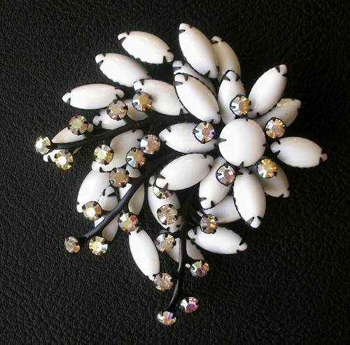 （画像用） ミルクガラス　ブローチ