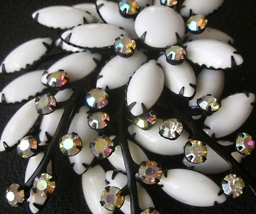 （画像用） ミルクガラス　ブローチ