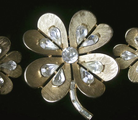 （画像用） クラウンTrifari　ブローチ＆イヤリングセット