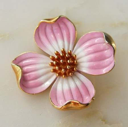 （画像用） クラウンTrifari ハナミズキ ブローチ