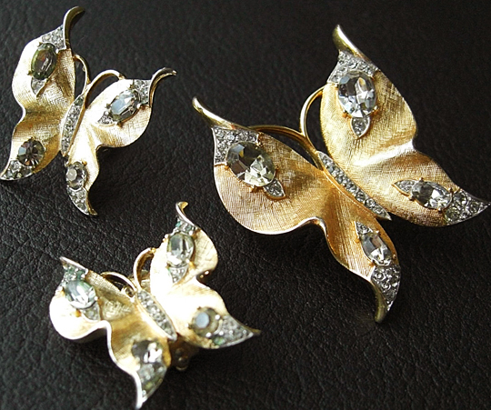 （画像用） クラウンTrifari　ブローチ＆イヤリングセット