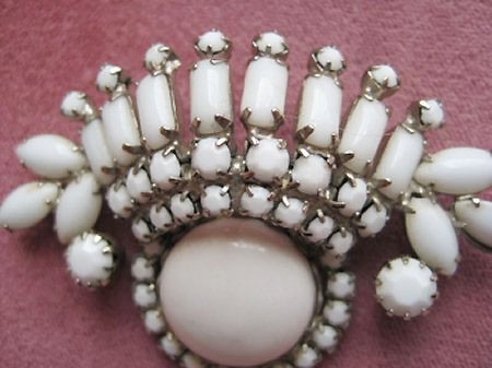 （画像用） ミルクガラス　ブローチ