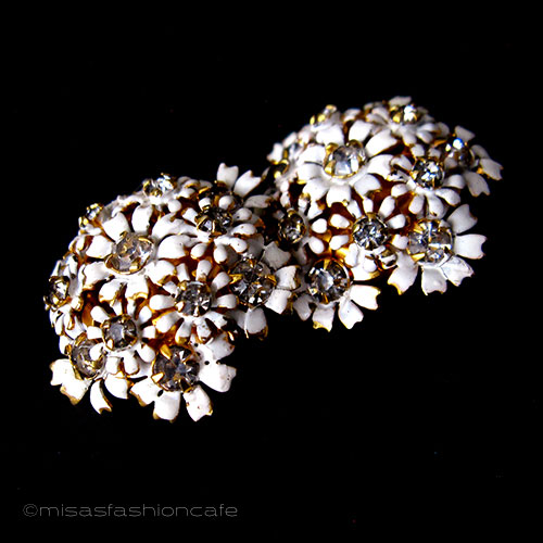 （画像用） Sandor花イヤリング 白いフラワーブーケ