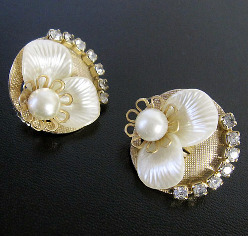 （画像用） パール の花びらイヤリング