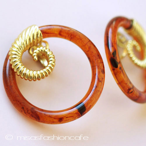 （画像用） クラウンTrifariイヤリング ラム羊・べっ甲柄フープ