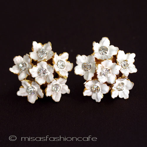 （画像用） ＳＡＮＤＯＲ　イヤリング 白いフラワーブーケ