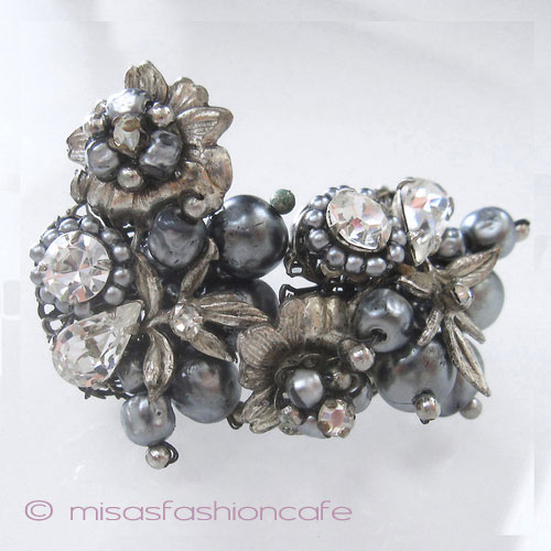 （画像用） Robert刻印イヤリング バロックパール・フラワー