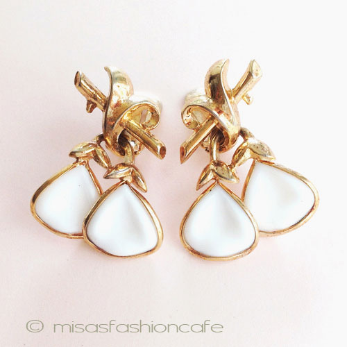 （画像用） Trifari　 トリファリ ガラスお花　イヤリング