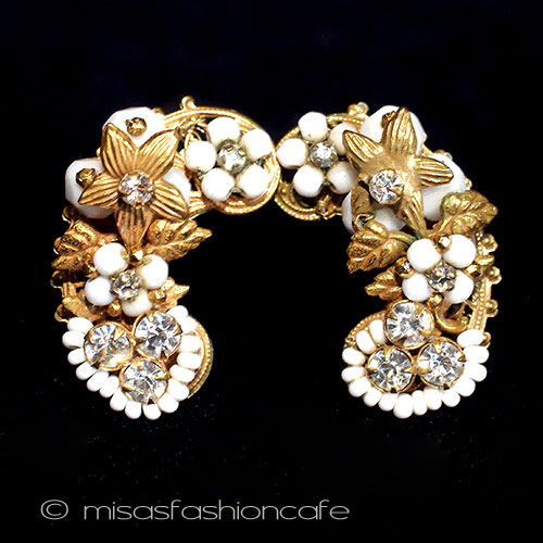 （画像用） Ｒｏｂｅｒｔ　イヤリング ミルクガラスのお花