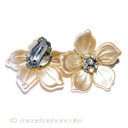 （画像用） 大振りパールの花イヤリング