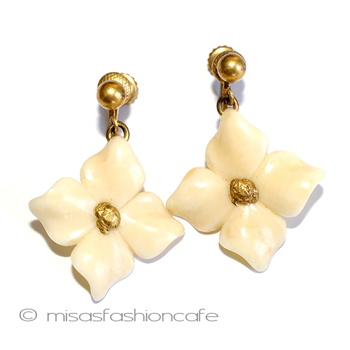 （画像用） 象牙　アイボリーの花 ハナミズキ　イヤリング