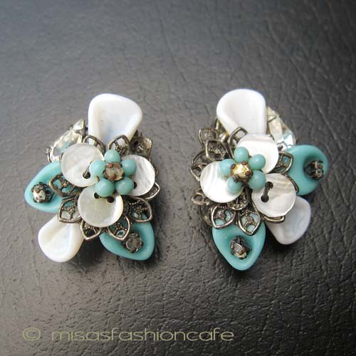 （画像用） Robert　花イヤリング グリーン・ミルクガラス