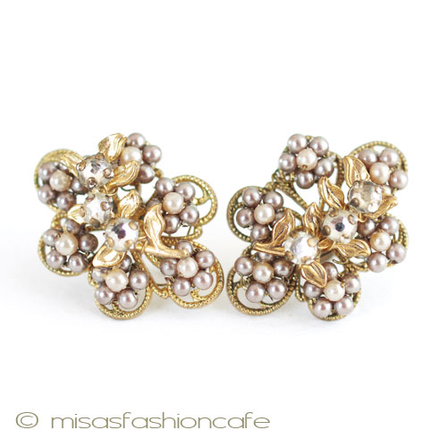 （画像用） ヴィンテージイヤリング ベージュパールのお花